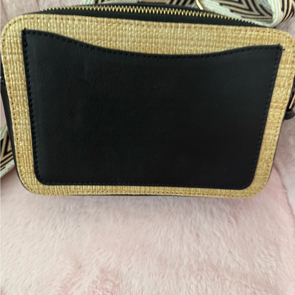 Caroline Hill Stylish Black and Tan Crossbody Bag - Picture 4 of 4